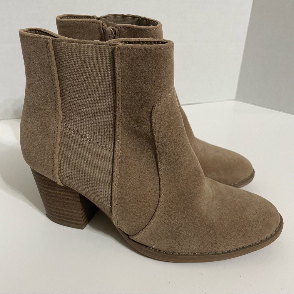 Universal Thread‎ Tan Suede Heeled Booties size 6
